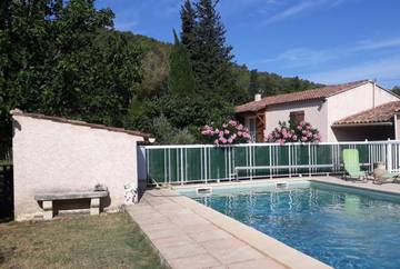Location de vacances pour 3 personnes, avec piscine et jardin à Carnoules