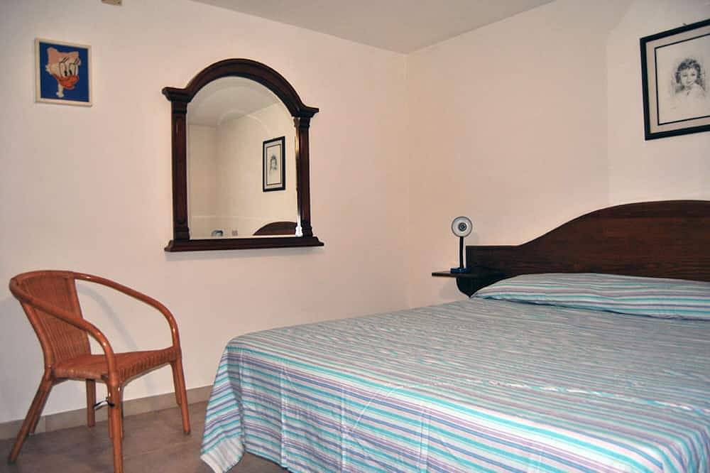 Deux appartements mitoyens pour 8/10 personnes, véranda, barbecue et jardin d'oliviers in Sant'Antioco Ville, Île de Sant'Antioco