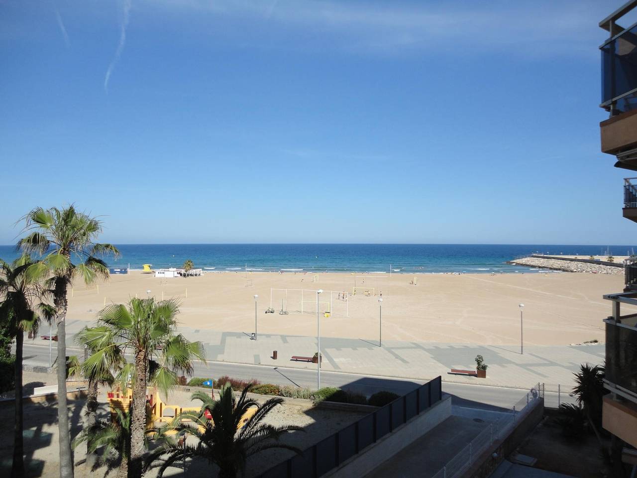 Entire apartment, Seafront apartment with pool, air conditioning, Wi-Fi and parking in Torredembarra in Torredembarra, Costa Dorada