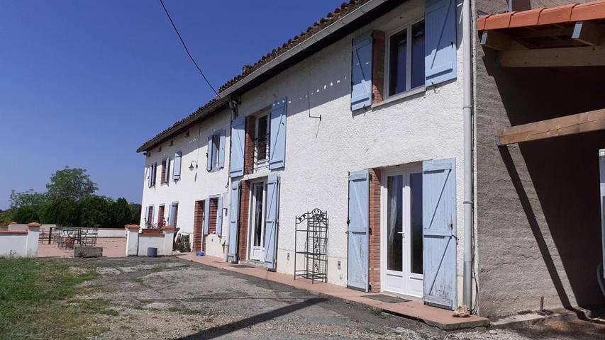 Location de vacances pour 2 personnes, avec Terrasse ainsi que Jardin et Vue à Saint-Germain-des-Prés (Midi-Pyrénées)