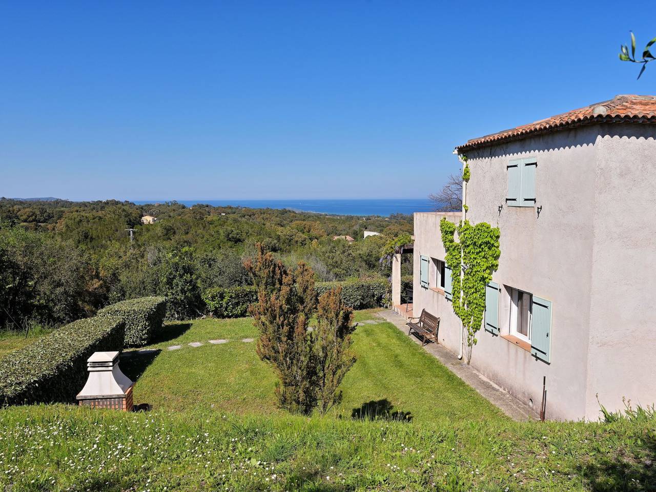 Villa mit Meerblick U Castagnu in geschützter Natur in Cervione, Región de Corte
