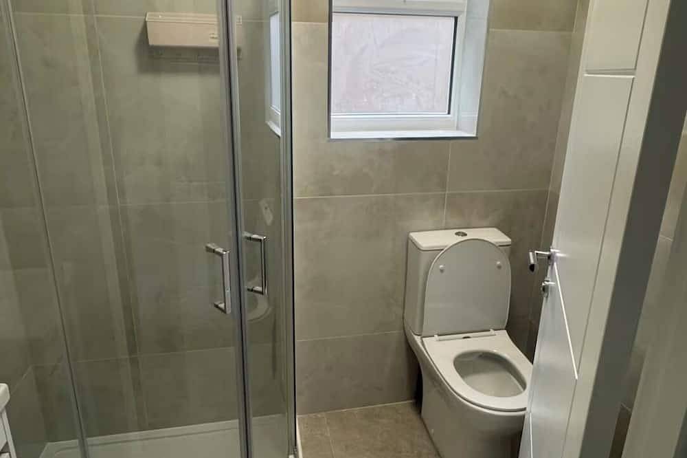 Stylish 2 bed Morden fully furnished House with fast transport links to Central in London, Südostengland