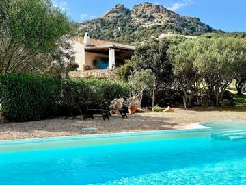 Gîte pour 6 personnes, avec piscine ainsi que balcon et jardin à Cannigione