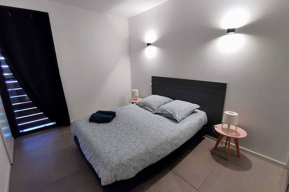 Villa 2 contemporaine avec piscine, 4 chambres, 3 sdb, 2Wc, parking voiture éléc in Hyeres, Parc national Port-Cros