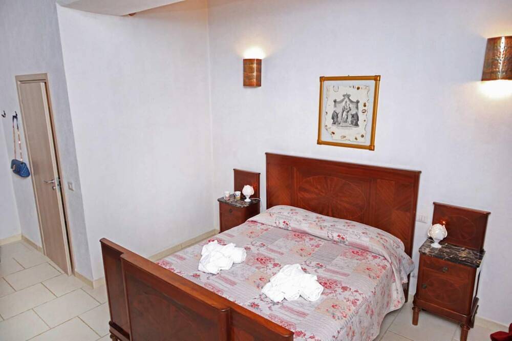 Beautiful Historic Double Room Elianna N.4 in Conversano, Bari Province
