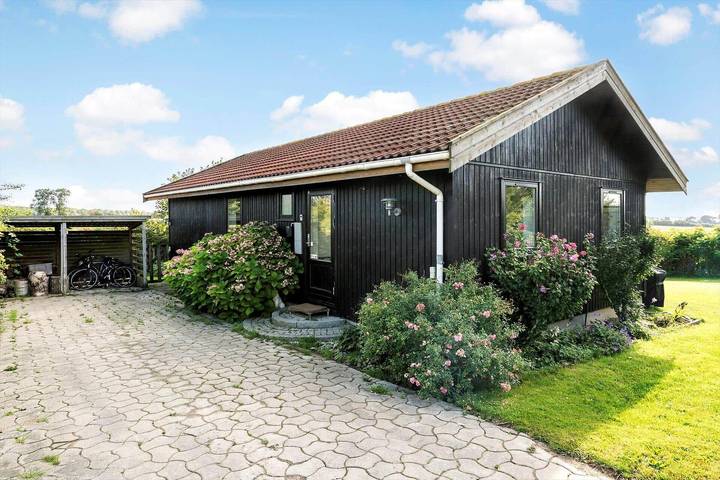 Ferieudlejning for 6 personer, med terrasse i Bogø