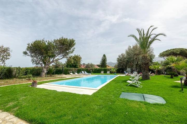 Apartamento de vacaciones para 6 personas, con piscina además de vistas y jardín - 1
