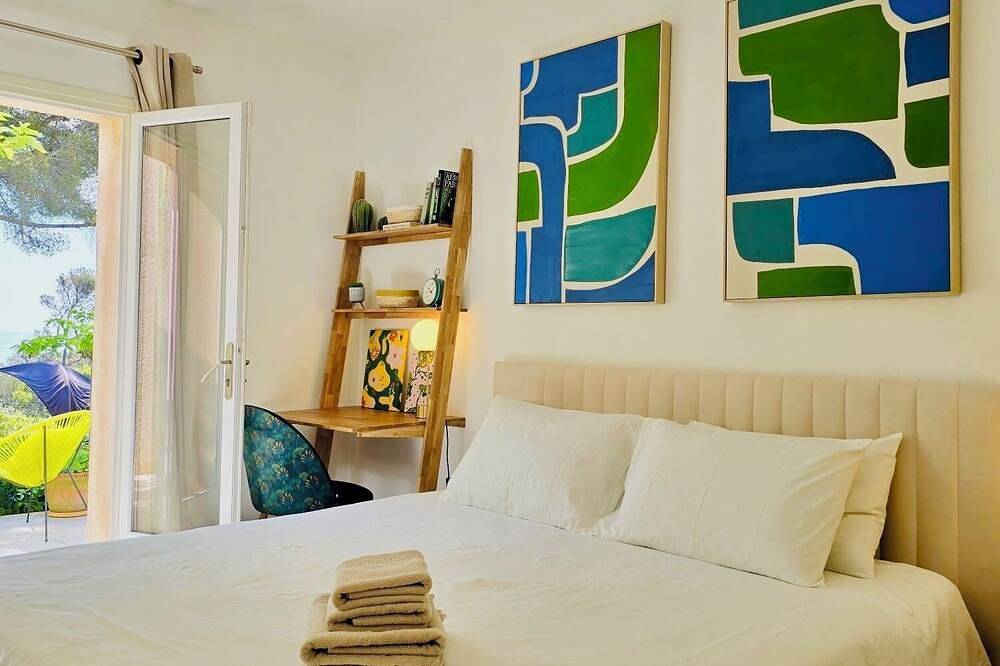 Newly Renovated Luxury 4-Bdr Villa with Seaview, Pool and Ac in Les Issambres in Les Issambres, Roquebrune-sur-Argens