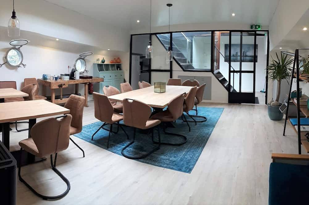 Beautiful vacation home on a houseboat with roof terrace in Rotterdam, South Holland