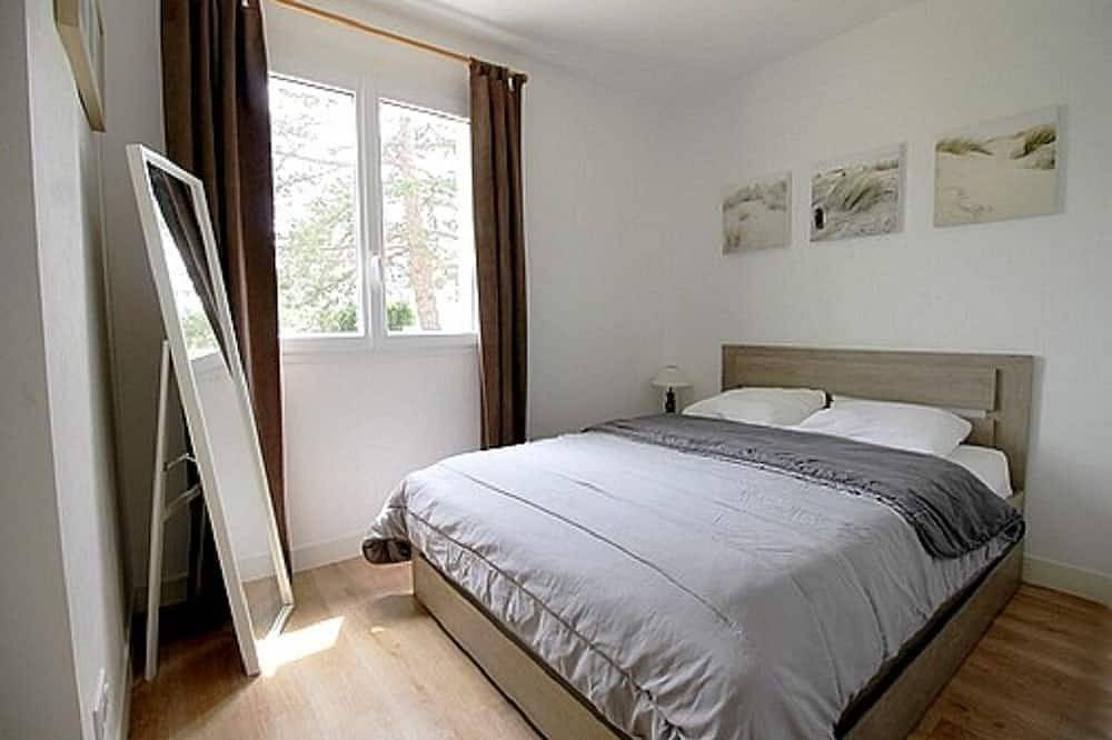 Gîte avec piscine privée couverte/chauffée et jardin clôturé proche de la mer in Surtainville, Côte de la Déroute