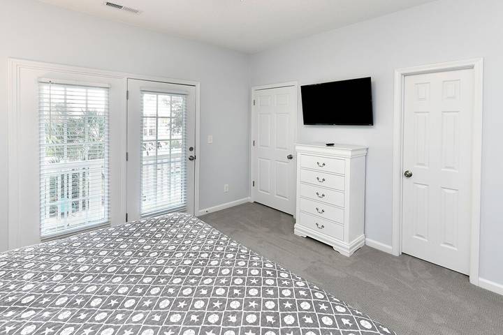 Vacation house for 18 people, with balcony in Surfside Beach