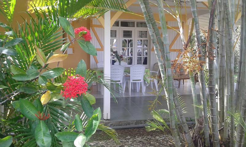Gîte pour 5 personnes, avec terrasse ainsi que jardin et piscine en Guadeloupe - 2