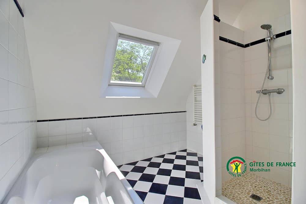 Farmhouse with swimming pool in the Golf du Morbihan (Vannes, Carnac, Auray) in Pluvigner, Lorient region