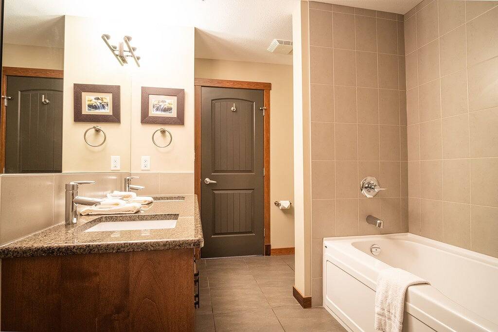 Ganze Wohnung, ★ Luxury & Quiet Penthouse Suite/Hot Tub/Pool/Gym in Canmore, Banff-Nationalpark