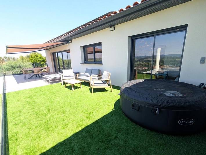 Location de vacances pour 6 personnes, avec Balcon et Jacuzzi ainsi que Terrasse et Vue à Saint-Martin-de-Villereglan