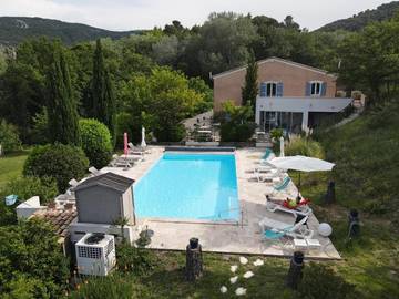 Hôtel pour 2 personnes, avec jardin et piscine à Crestet