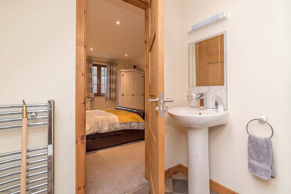 Three Bedroom Lodge with Hot Tub and Log Fire | Maes-Artro-Lodge in Llanbedr, Snowdonia