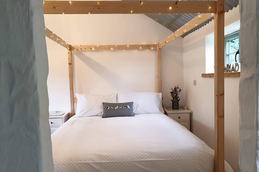 The Bothy nr Tenby: Hottub, 84\"Projector, 4Posterbed in Pembrokeshire