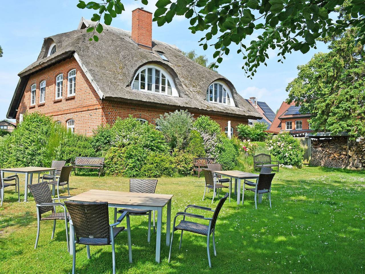 Ganze Ferienwohnung, Ferienwohnungen im Landhaus am Deich mit großem Garten in Middelhagen, Mönchgut