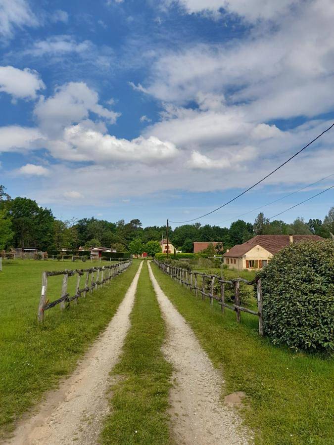 Gîte pour 4 personnes, avec terrasse et vue ainsi que jardin et piscine à Fajoles - 4