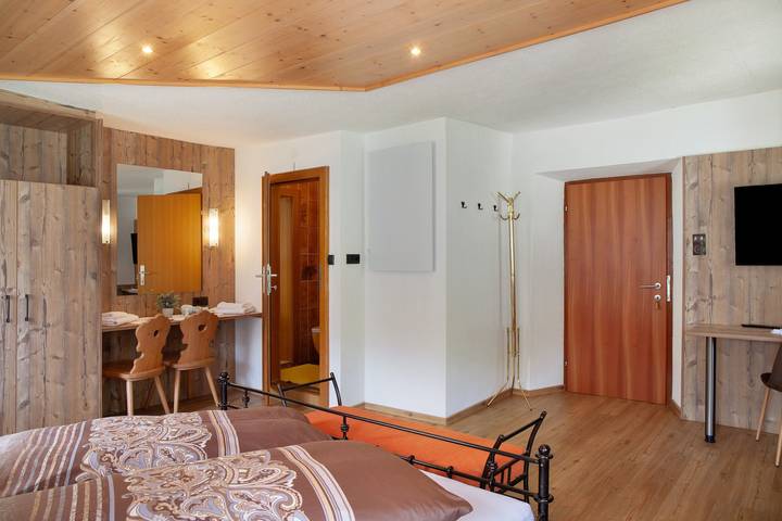 Ganze Wohnung, Ferienwohnung Waldzauber" mit Bergblick, Gemeinschaftsterrasse und Wlan in Piburg, Oetz