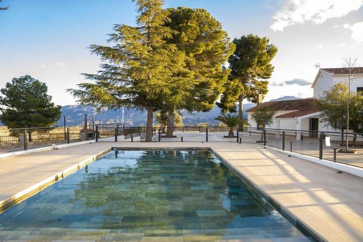 Casa rural para 11 personas, con piscina además de jardín y vistas, Se admiten mascotas en Lúcar