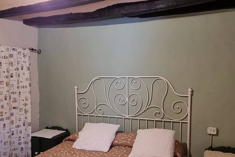 Rural House 'Cargol Mas Violella' with Mountain Views, Pool, and Wi-Fi in Sant Joan les Fonts, Zona Volcanica de la Garrotxa Natural Park