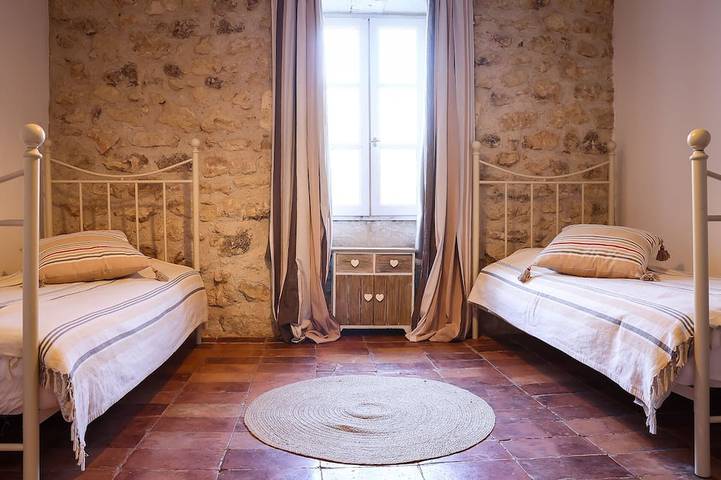 Gîte pour 26 personnes, avec jardin à Saint-Restitut - 2