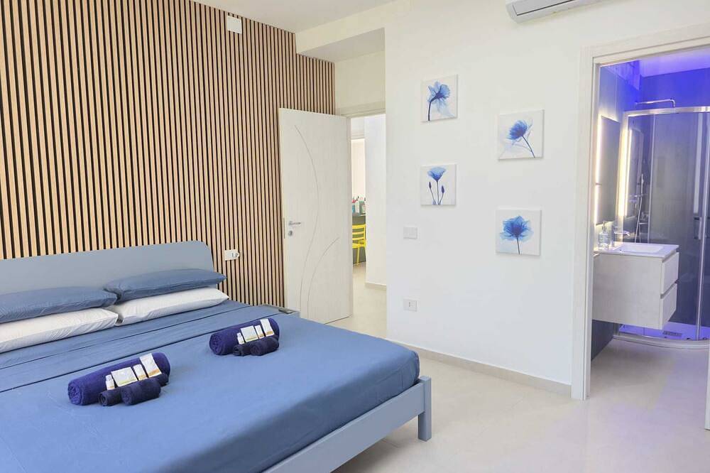Entire apartment, Geneva House: luxury beachfront apartment with parking space and renowned view in Gaeta, Latina Province