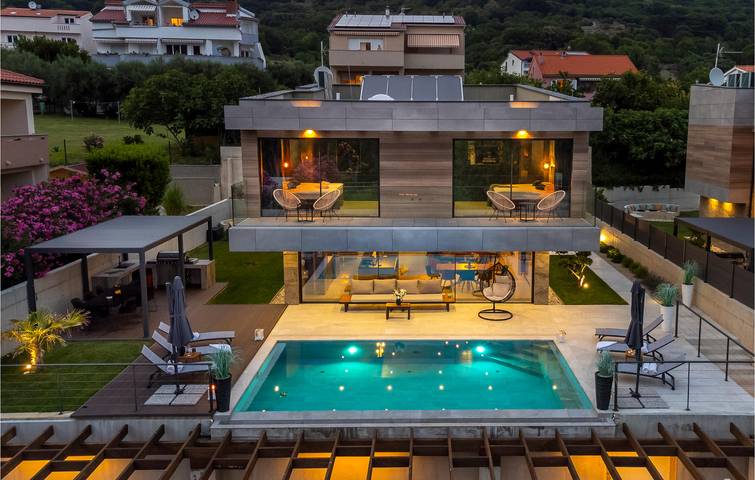 Ferienhaus für 8 Personen, mit Sauna und Pool sowie Whirlpool und Terrasse in Baska