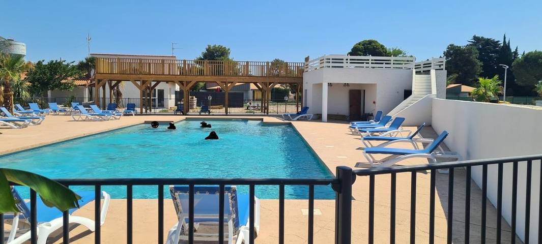 Camping pour 6 personnes, avec terrasse et piscine, animaux acceptés à Sainte-Marie-la-Mer