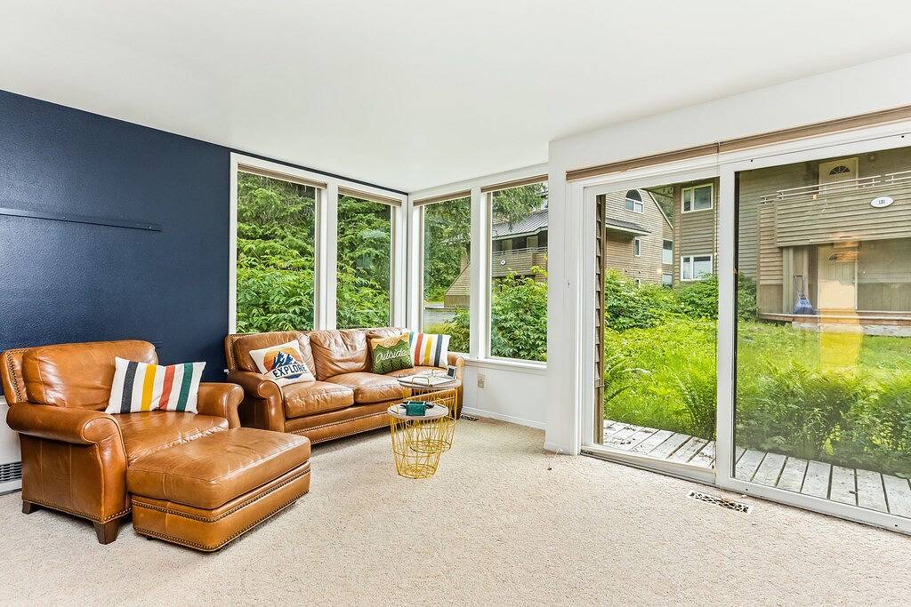 Lovely home with fireplace & full kitchen - steps from the slopes in Girdwood, Anchorage