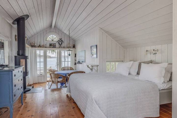Villa Gökboet is a spacious and ultra-charming oceanfront residence in Vaxholm, Archipel de Stockholm