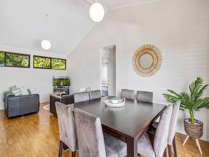Entire apartment, Quaint 2-Bed Beach Abode with Ocean Views in Alexandra Headland, Sunshine Coast