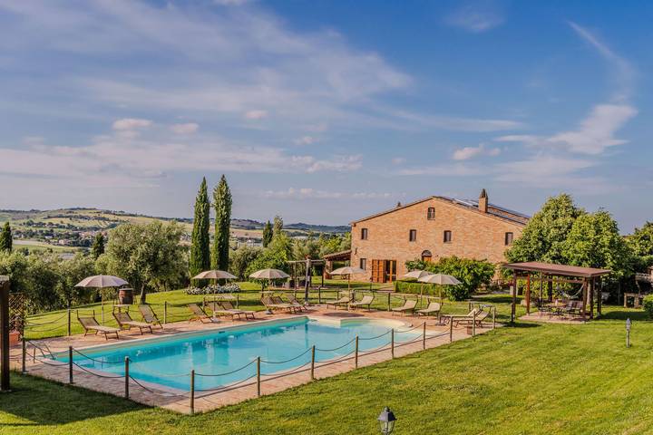 Location de vacances pour 18 personnes, avec piscine et jardin à Corinaldo