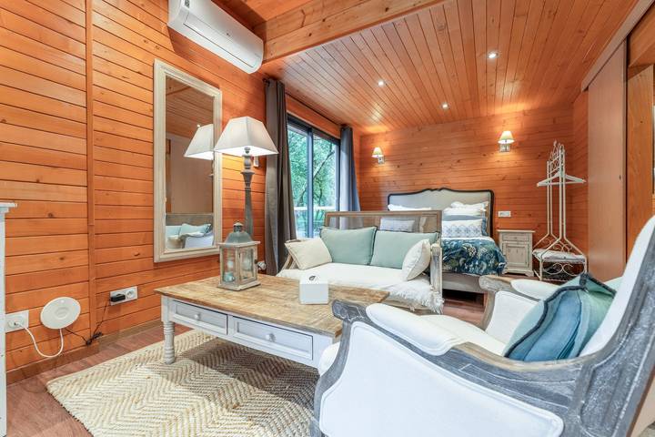 Location de vacances pour 2 personnes, avec jardin ainsi que sauna et jacuzzi à Arpaillargues-et-Aureillac - 2