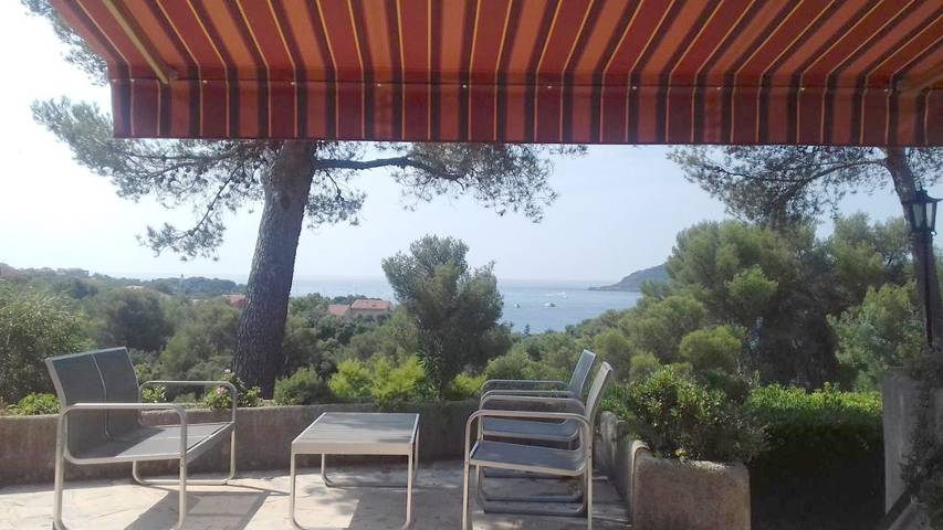 Location de vacances pour 6 personnes, avec Terrasse ainsi que Jardin et Vue dans Office de Tourisme de Saint-Raphaël