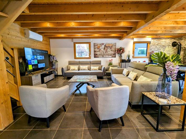 Gîte pour 12 personnes, avec Jacuzzi et Terrasse ainsi que Jardin et Sauna