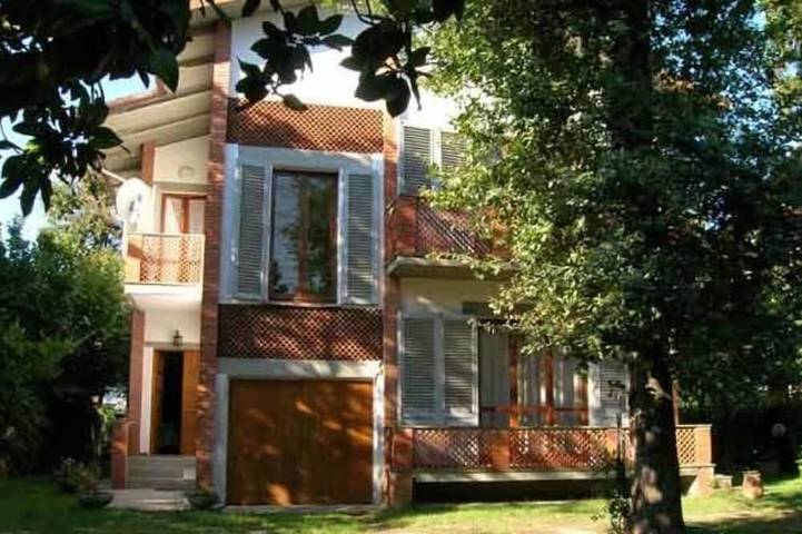 Villa für 11 Personen, mit Balkon und Garten in Massa