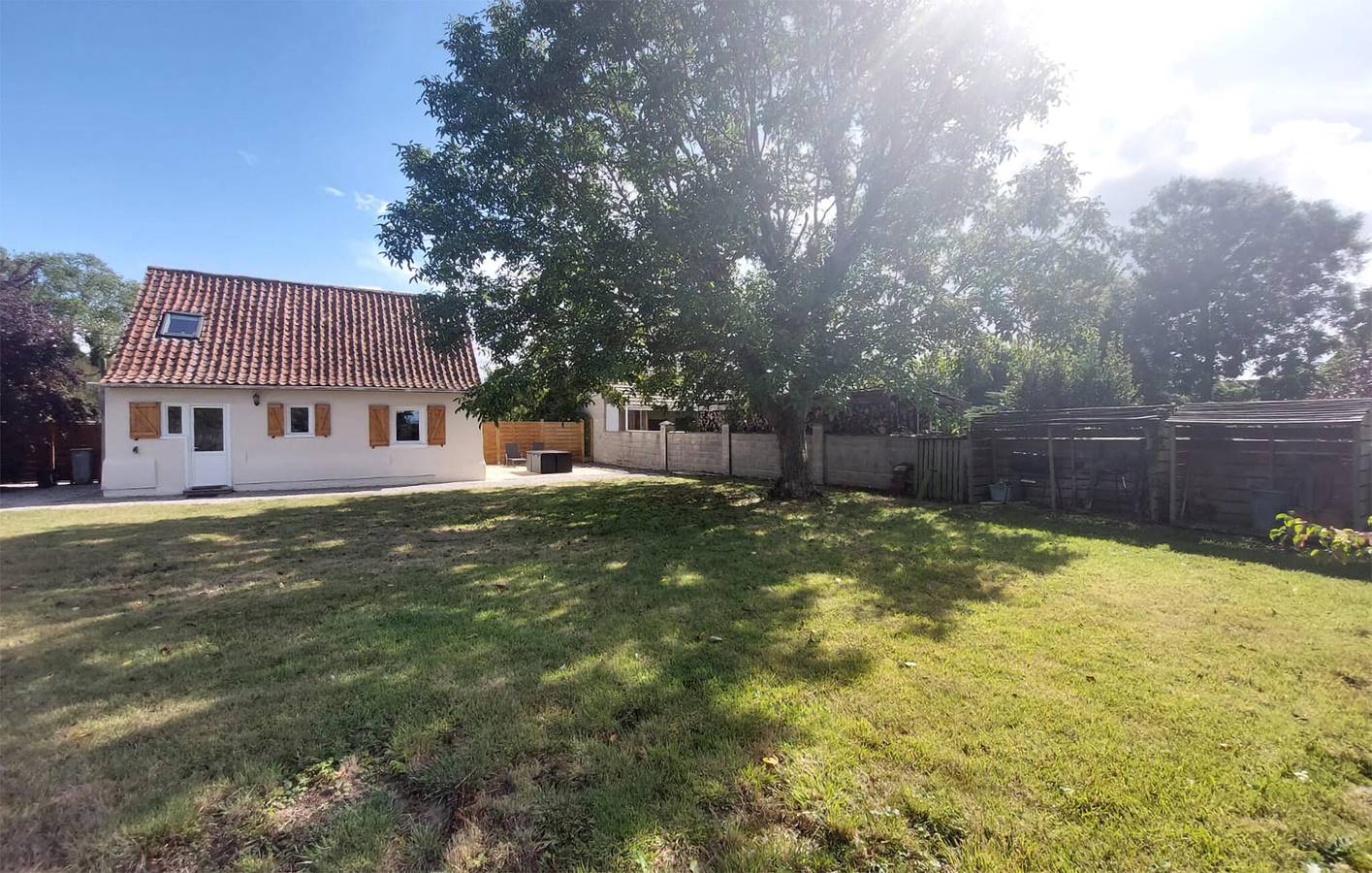 Cozy Garden Retreat with Wifi & Parking in Zutkerque, Saint-Omer region