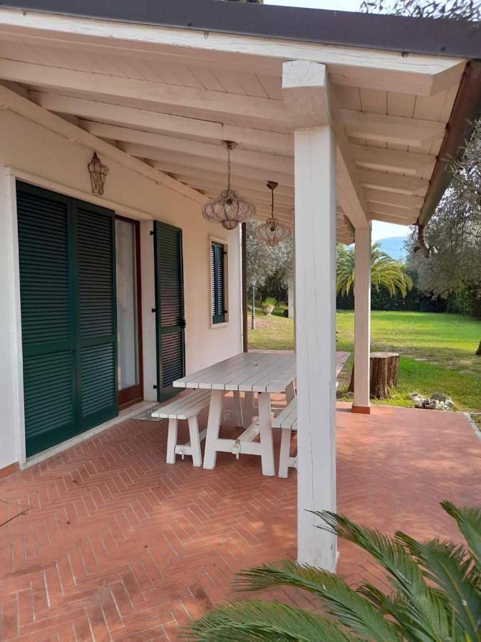 Villa pour 8 personnes, avec piscine et jardin ainsi que vue sur le lac et terrasse, animaux acceptés à Garde - 4