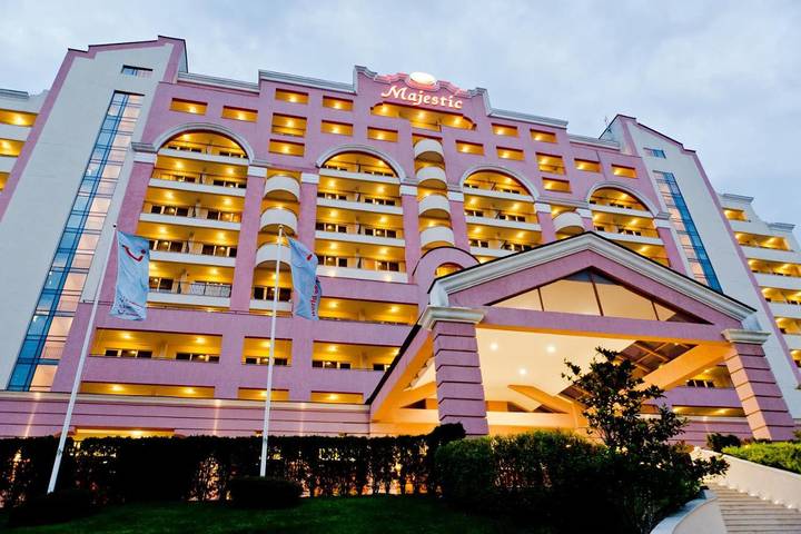 Apartahotel para 4 personas, con piscina para niños y sauna además de piscina y jardín en Sunny Beach