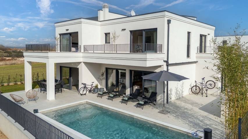 Ferienhaus für 8 Personen, mit Balkon/Terrasse und Garten sowie Pool