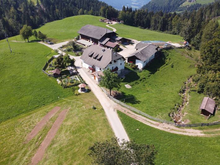 Entire apartment, Apartment 'Ronacherhof Kamille' with Shared Garden, Balcony and Wi-Fi in Ritten, Sarntal Alps
