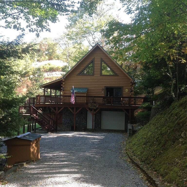 Cozy mountain retreat overlooking long-range mountain views. in Blue Ridge Parkway, Jackson County