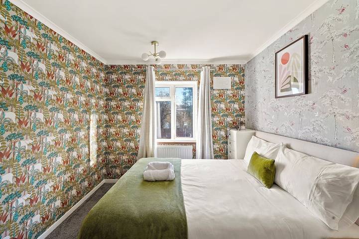 Beautiful 5 Bedroom House Free Parking, Aylesbury in Aylesbury, Chiltern Hills