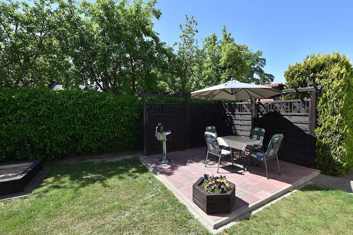 Ferienhaus für 4 Personen, mit Balkon/Terrasse und Terrasse sowie Garten und Pool in Neuburg
