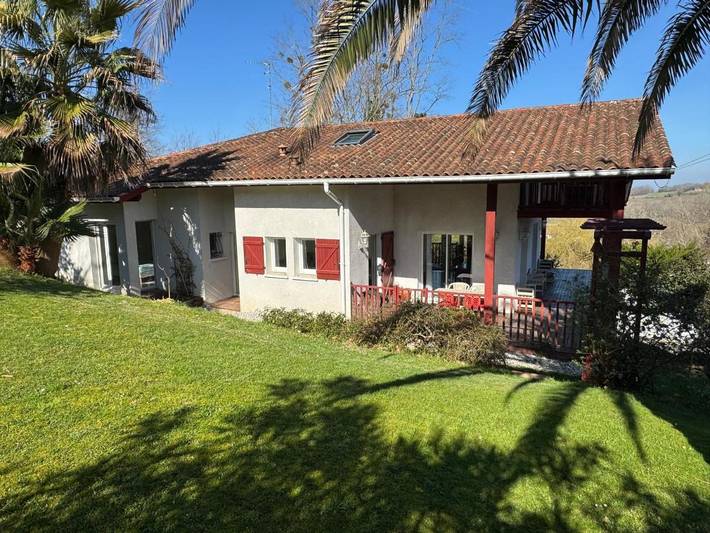 Location de vacances pour 6 personnes, avec vue et jardin, animaux acceptés à Villefranque