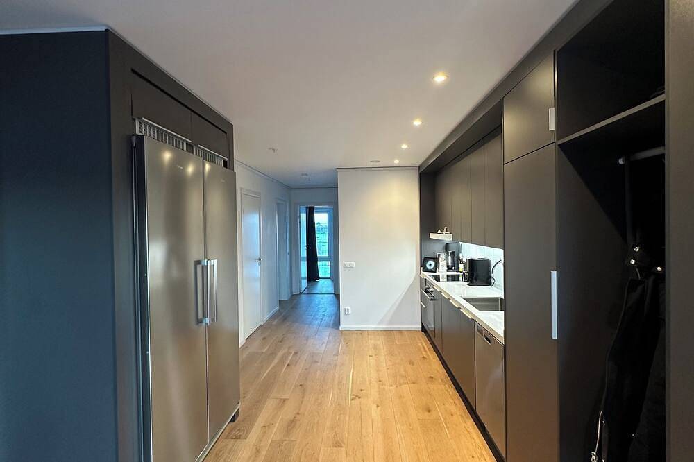 Hel lägenhet, ✨ Modern lyxlägenhet 78 kvm • 2 balkonger • Golfutsikt • Ac & 70” Tv ✨ in Örebro, Örebro kommun