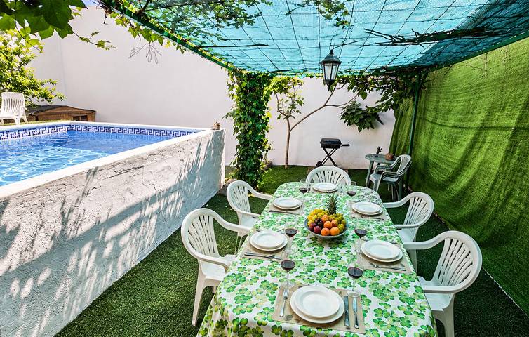 Charming 2-Bedroom Apartment with Pool, WiFi, Near City Center & Dining in Prado del Rey, White Villages